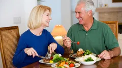 Stravovanie po 60. roku života: týchto 7 skupín potravín sa často znáša horšie – a najlepšie alternatívy