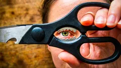 Máte na nožniciach výrez v tvare „piranha“? Preto tam je.