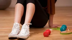 Chôdza po sedacích svaloch vs. bolesť chrbta: benefity, technika a časté chyby