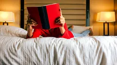 Čítate pred spaním, ale aj tak neviete zaspať? Tu je dôvod