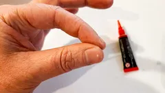 Ako bezbolestne odstrániť superlepidlo z rúk: rýchly návod s použitím vecí, ktoré máte doma