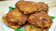 Smažené cibulové placky v paradajkovej omáčke – každodenné jedlo, ktoré je viac než len súhrnom svojich zložiek