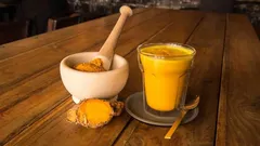 Ranná rutina bez kofeínu: teplý mliečny nápoj s kurkumou a škoricou pre pokojné sústredenie