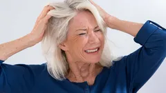 Prečo po 60-ke svrbí pokožka hlavy a čo s tým urobiť bez zbytočného skúšania šampónov