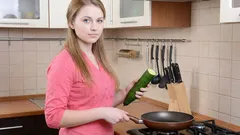 Prečo ľudia potierajú panvicu uhorkou – a prečo to niekedy naozaj funguje