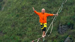 Prečo začíname strácať rovnováhu aj pri obyčajnej chôdzi – a čo sa s tým dá reálne robiť