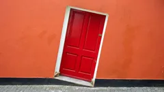 Dvere škrabú po podlahe? Nastavte pánty a obnovte rovnomerné medzery