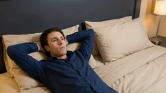 Nočný kolotoč myšlienok: čo spúšťa rumináciu a ako ju zastaviť bez boja so sebou