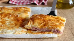 Valdostan sa pýta: chrumkavý koláč z lístkového cesta so šunkou a syrom