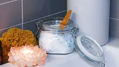 Vlhkosť v kúpeľni: lacný domáci tip so soľou, ktorý zvládnete za minútu